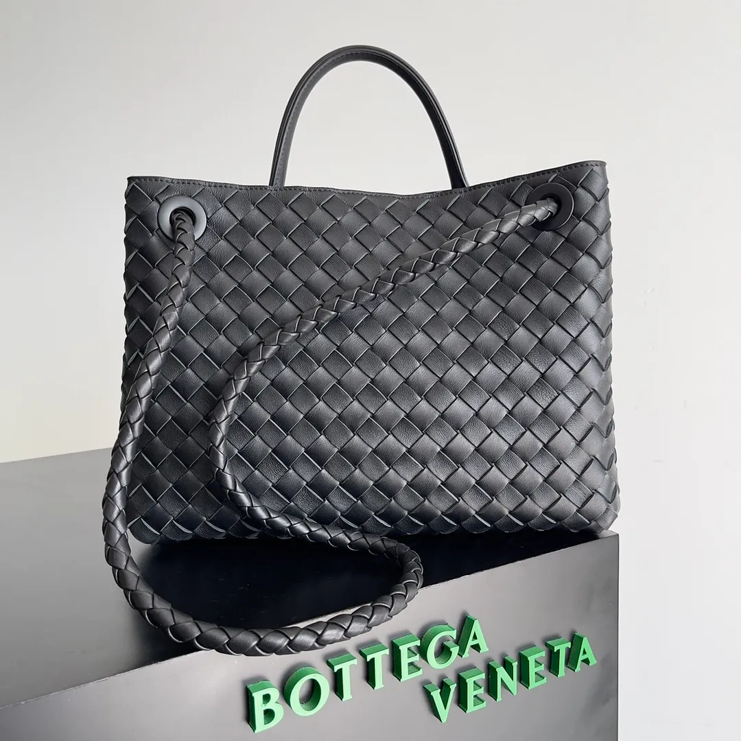The 2023 new Andiamo batch of 2260 BV has been shipped‼ ️Really popular🔥The new Andiamo woven handbag launched by Bottega Veneta this season is really popular all over the world! ! Celebrities at home and abroad have worn it, and Oscar-winning actress Michelle Yeoh has taken it out on the street. Song Jia, Trai Yara, Yu Feihong, Sanji Ayaka, Rosie Hunting-Whiteley, Yoshioka Riho, etc. have all picked up this bag. It is classic and versatile, showing off its temperament, and the bag capacity is also large, which is very convenient for daily commuting! ! A variety of carrying methods, the shoulder straps can be adjusted by yourself, the original lambskin feels soft and delicate, and the unisex style breaks the gender boundaries and brings a more practical and long-lasting use experience. Andiamo, which has both elegant and casual styles, perfectly interprets the true appearance of "fashionable old money style". Style number: 743572 Size: 32*24*12